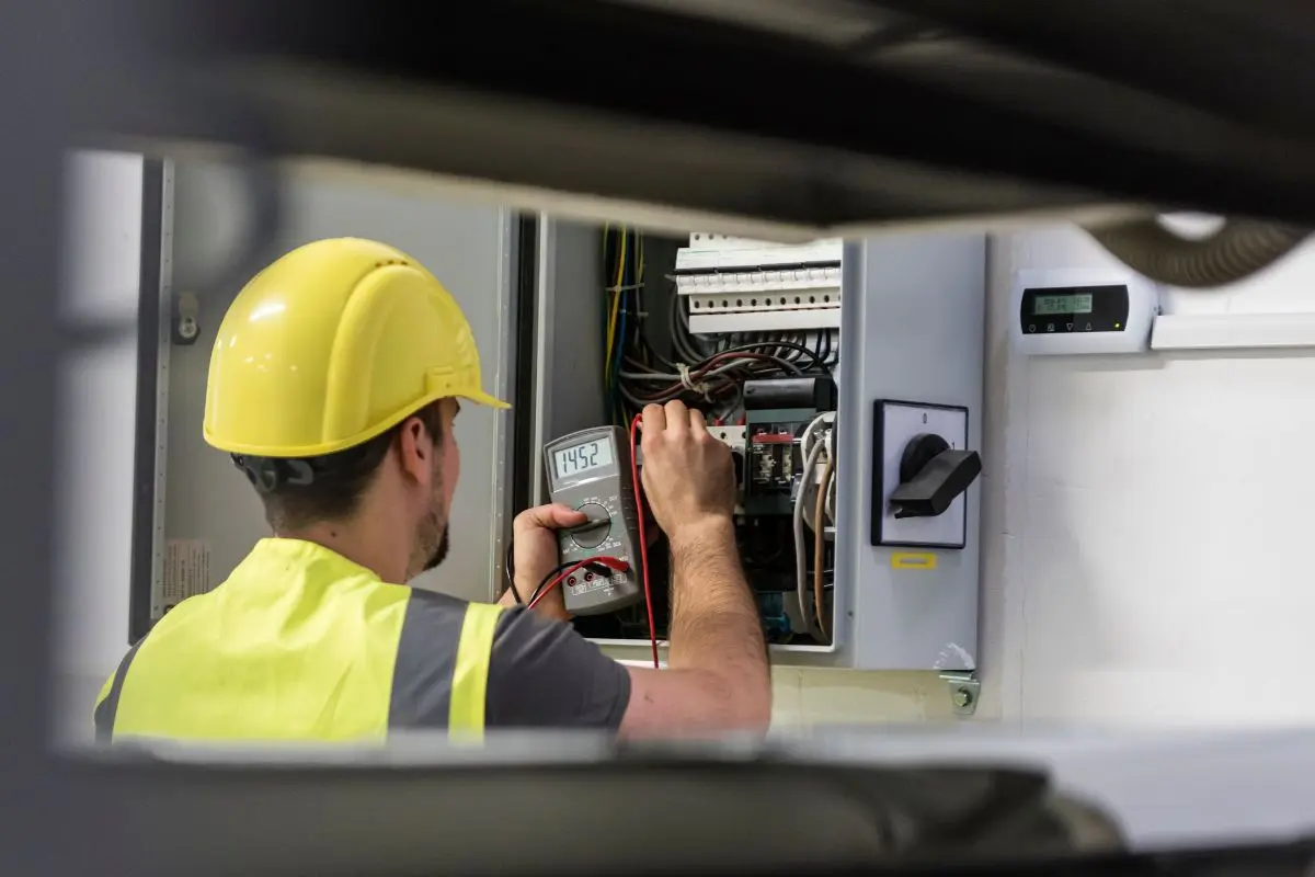 Reparación y mantenimiento de instalaciones electricas